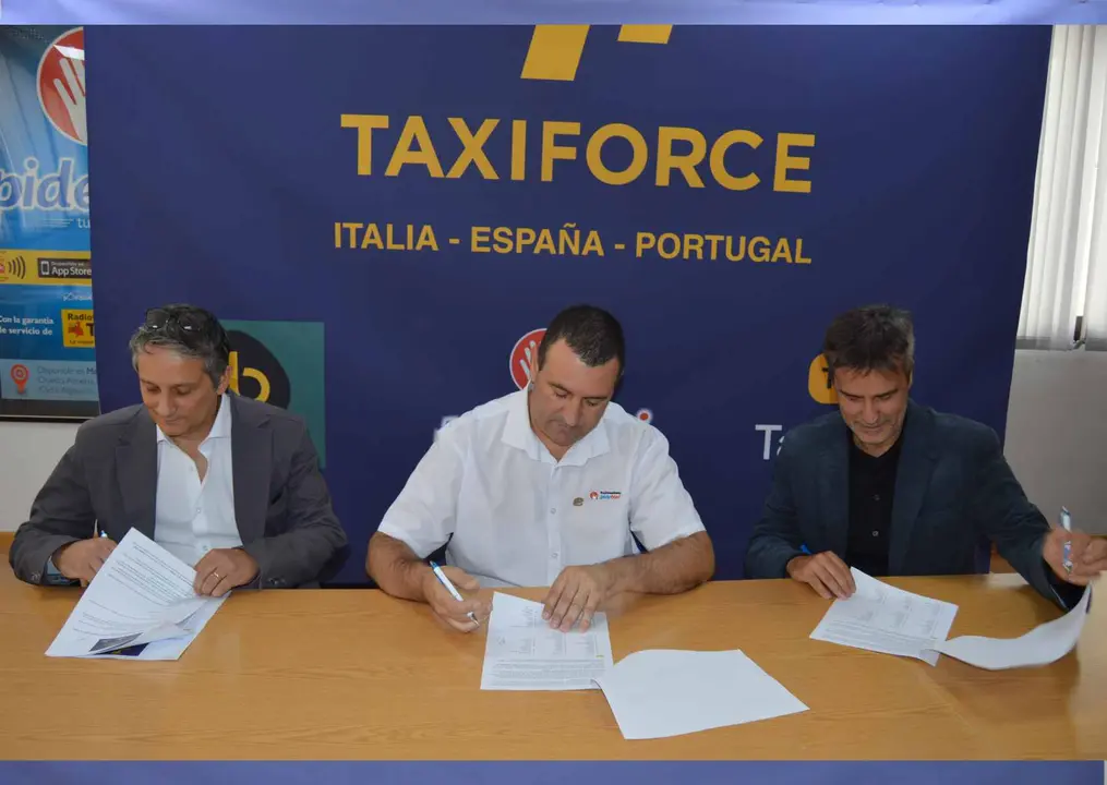 Momento de la firma entre los radiotaxis de Italia, Espa&ntilde;a y Portugal