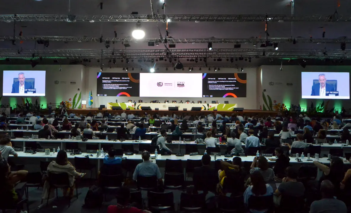 El presidente de la COP30, Andr&eacute; Corr&ecirc;a do Lago durante la sesi&oacute;n plenaria final de la COP30. Foto: Antonio Scorza.