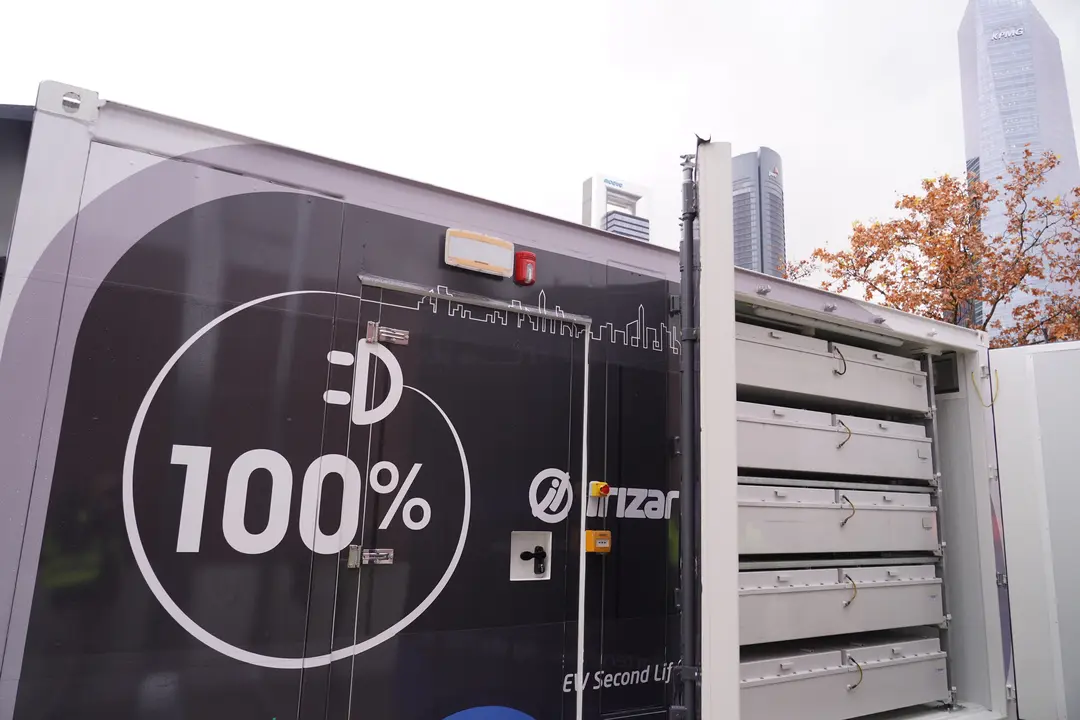 Contenedor para el almacenamiento est&aacute;tico de energ&iacute;a el&eacute;ctrica en el que se integran bater&iacute;as en segundo ciclo de vida