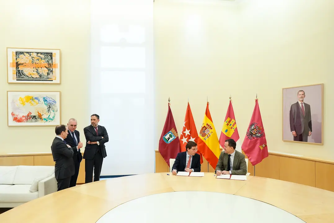 Jos&eacute; Luis Mart&iacute;nez Almeida y el alcalde de Toledo, Carlos Vel&aacute;zquez