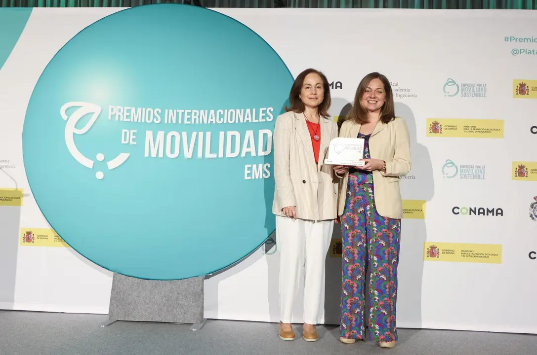 Marta Aguado, Responsable de Calidad y Sostenibilidad de CIRCE, recoge el premio de manos de Isabel del Olmo, jefa del Departamento de Movilidad Sostenible y Ciudad del IDAE