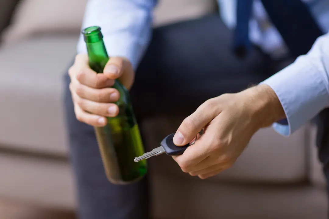coche y alcohol. Imagen depositphotos