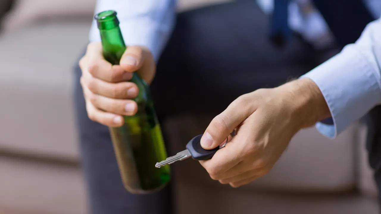 coche y alcohol. Imagen depositphotos