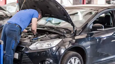 coche en revisi&oacute;n