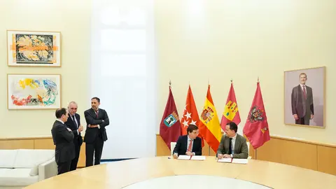 Jos&eacute; Luis Mart&iacute;nez Almeida y el alcalde de Toledo, Carlos Vel&aacute;zquez