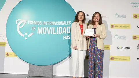 Marta Aguado, Responsable de Calidad y Sostenibilidad de CIRCE, recoge el premio de manos de Isabel del Olmo, jefa del Departamento de Movilidad Sostenible y Ciudad del IDAE